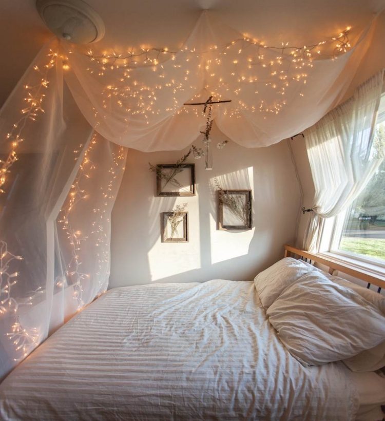 Cerul DIY cu lumini de zână peste pat idei de apartamente self-made-pat cu baldachin-lumini de zână-atmosferă romantică