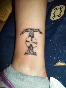 ČRKA T TATTOO