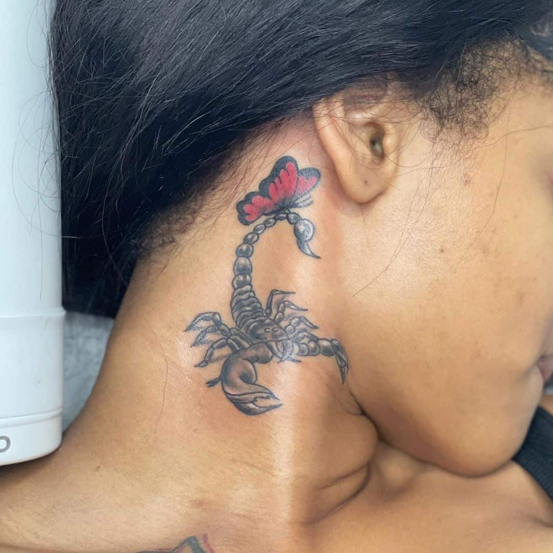 Už ausies tatuiruotės dangtelis