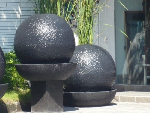 fântână în grădină formă sferică sferă neagră Fântână în grădină cu formă sferică cu minge neagră