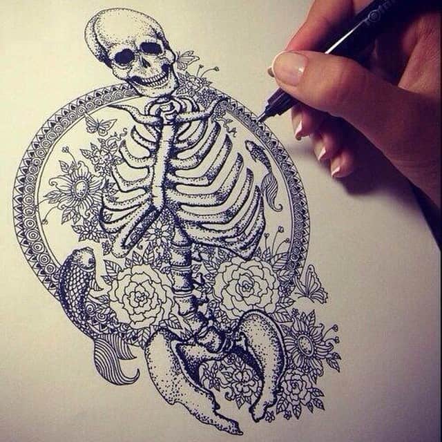 Skeleto rankų tatuiruotė, išsaugota tatuiruotė, siurrealizmas 2