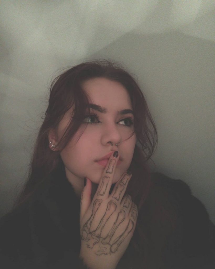 Skeleto rankos tatuiruotė, išsaugota tatuiruotė, pirštas 2