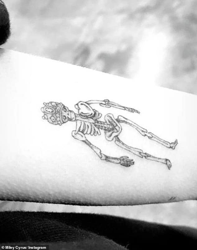 Skeleto rankos tatuiruotė, išsaugota tatuiruotė, Miley 2