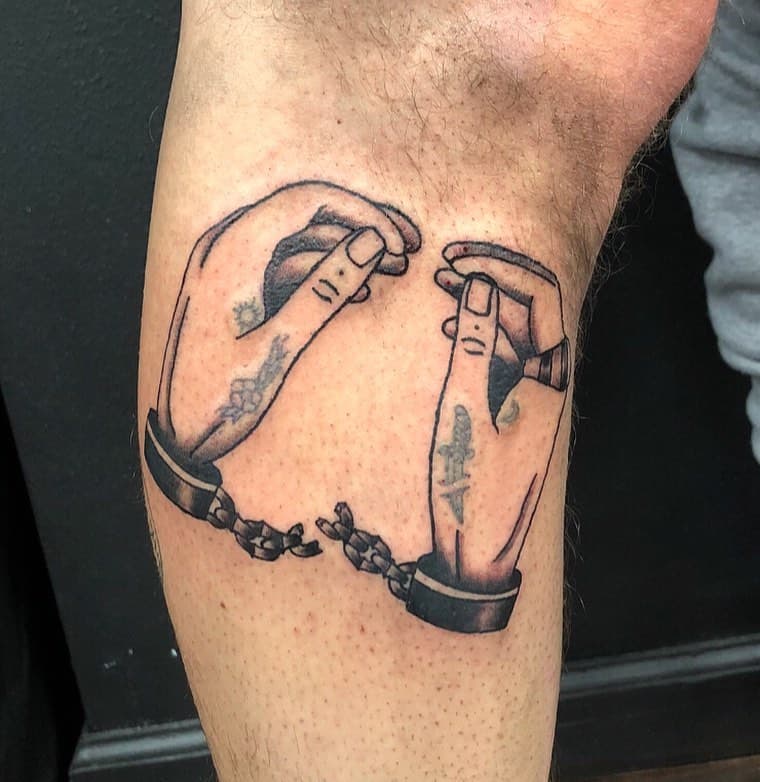 Chaîne brisée tatouage 1