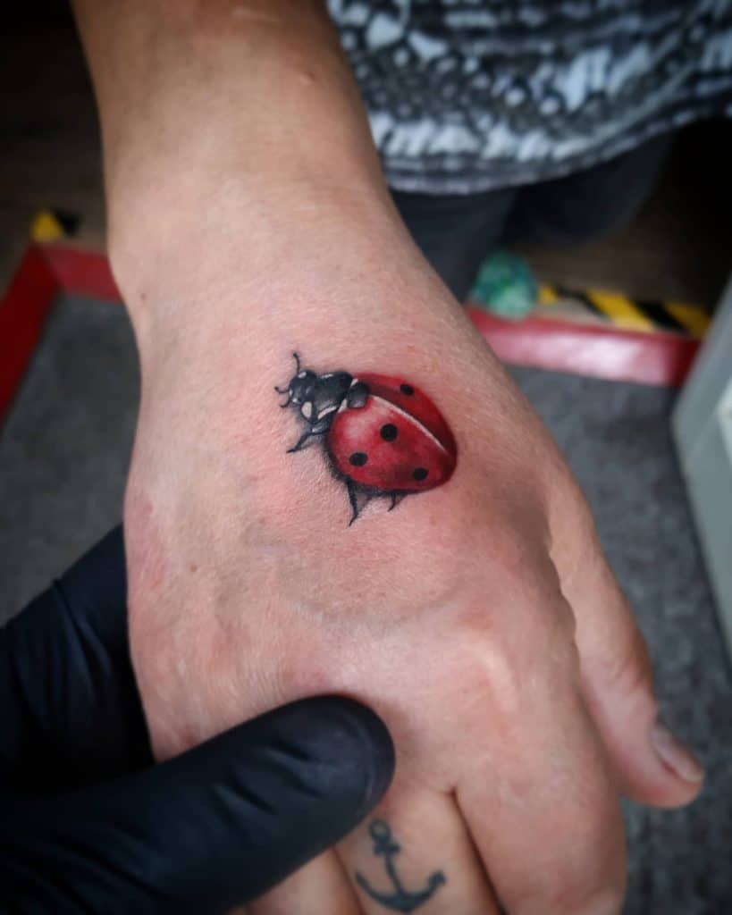 Tatouage de coccinelle de la liberté 1
