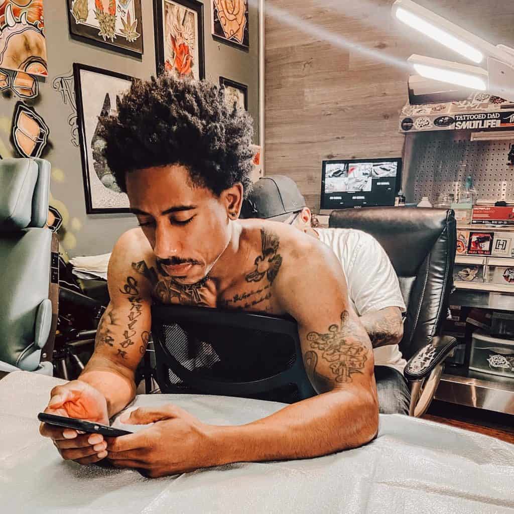 Que dois-je porter pour me faire tatouer