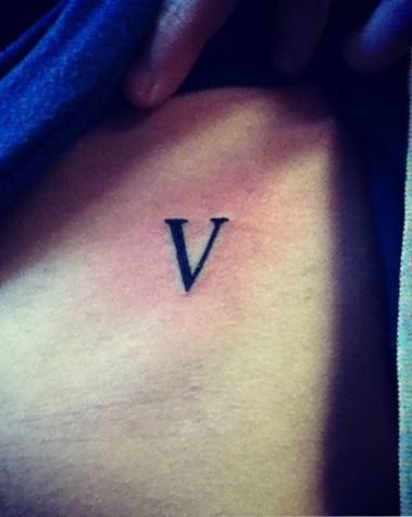 V文字の入れ墨
