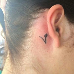 V文字の入れ墨