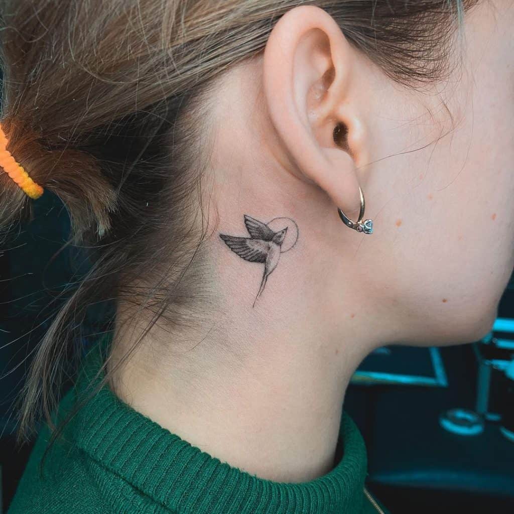 Tatuagem no pescoço do minimalismo 5