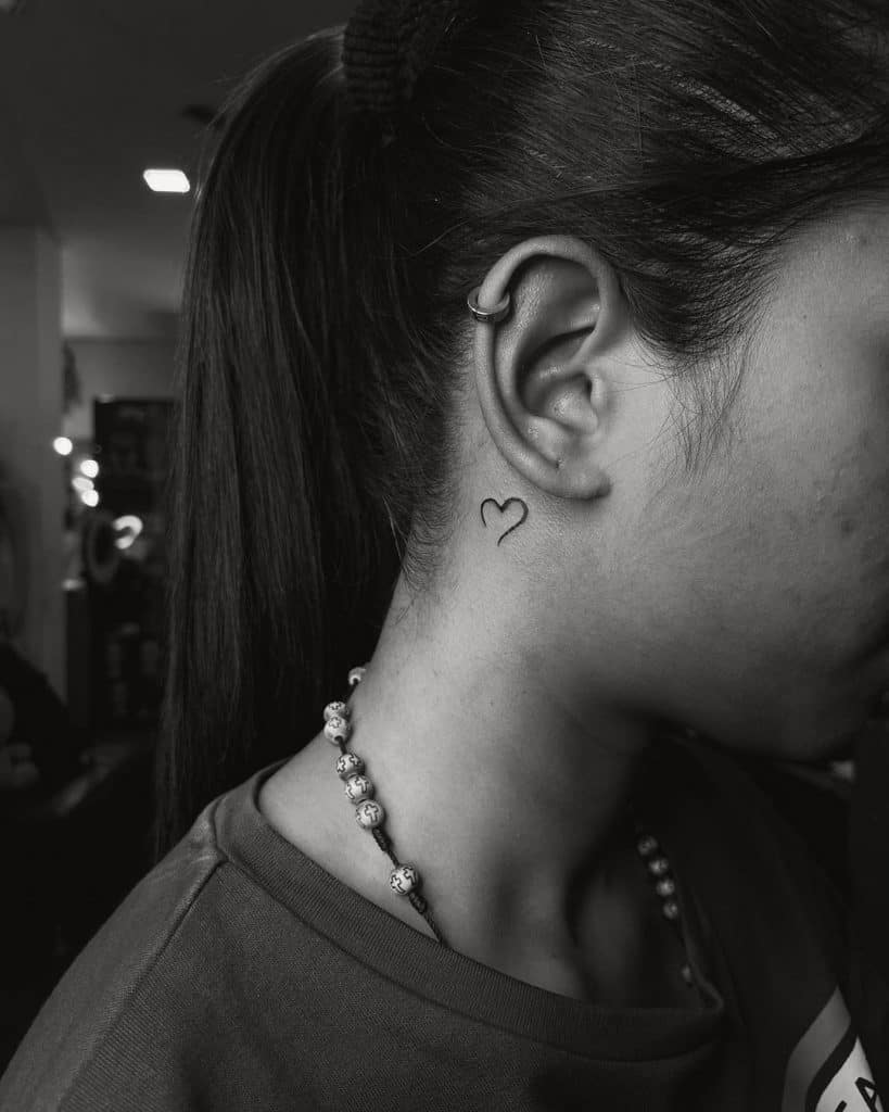 Tatuagem no pescoço do coração 1