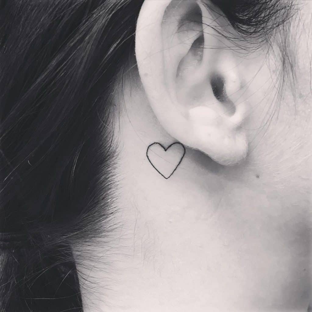 Tatuagem no pescoço do coração 2