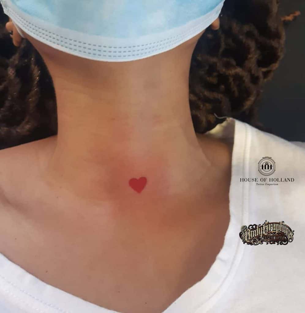 Tatuagem no pescoço do coração 3