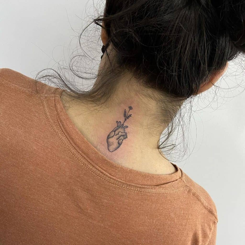 Tatuagem no pescoço do coração 4