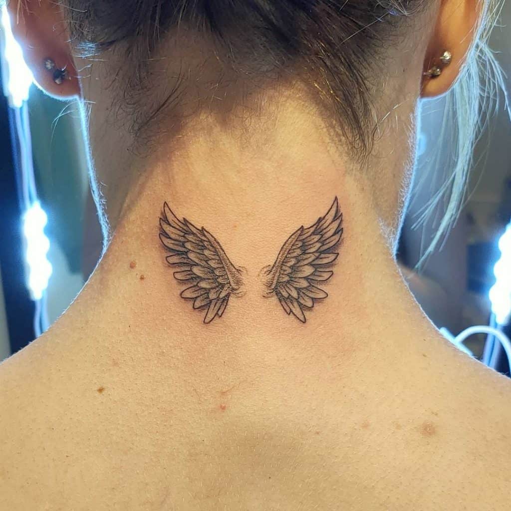 Tatuagem de pescoço de asas 1