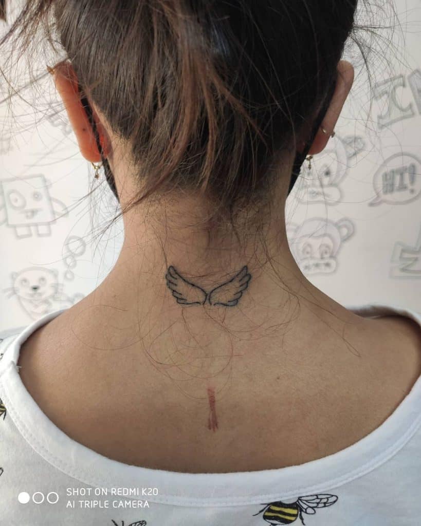 Tatuagem de pescoço de asas 2