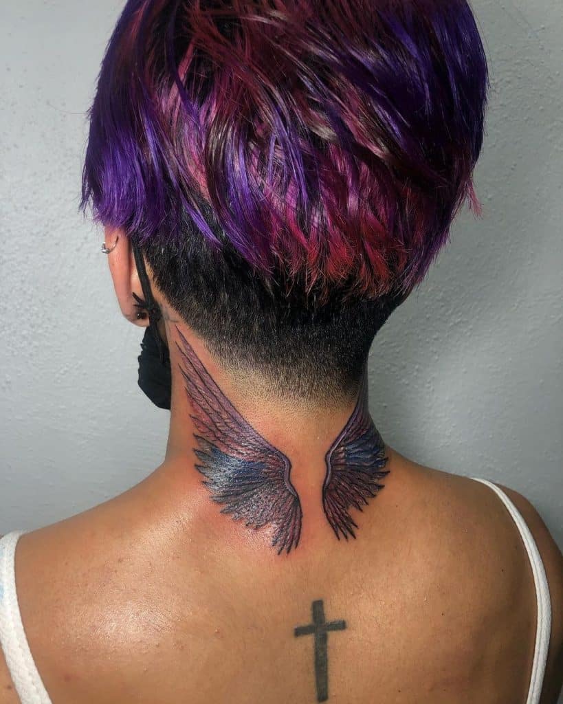 Tatuagem de pescoço de asas 3
