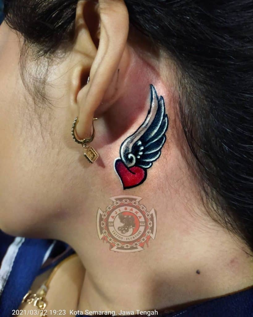 Tatuagem de pescoço de asas 4