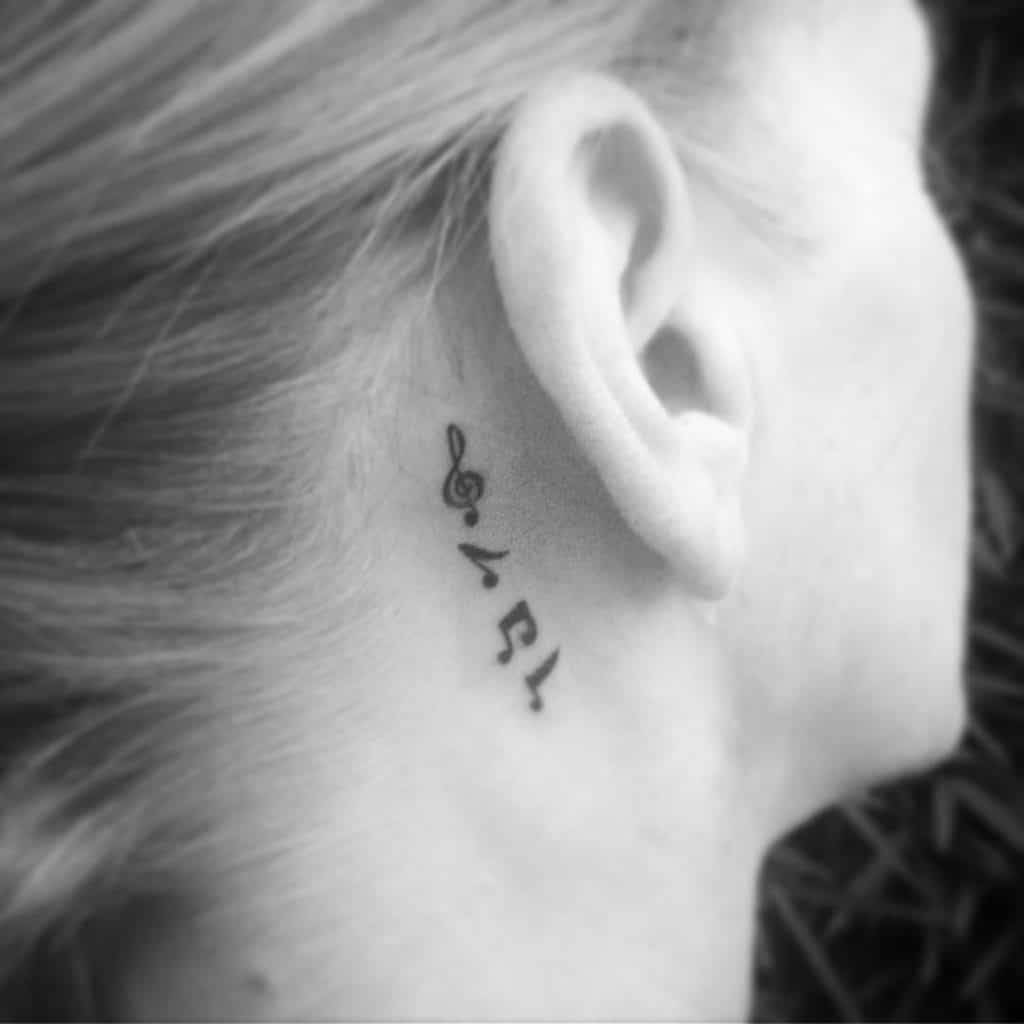 Notas musicais tatuagem no pescoço 3