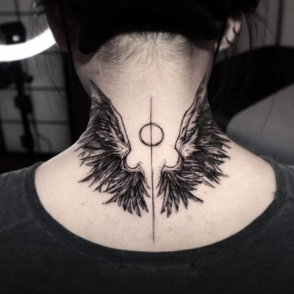 Tatuagem de pescoço de asas 5