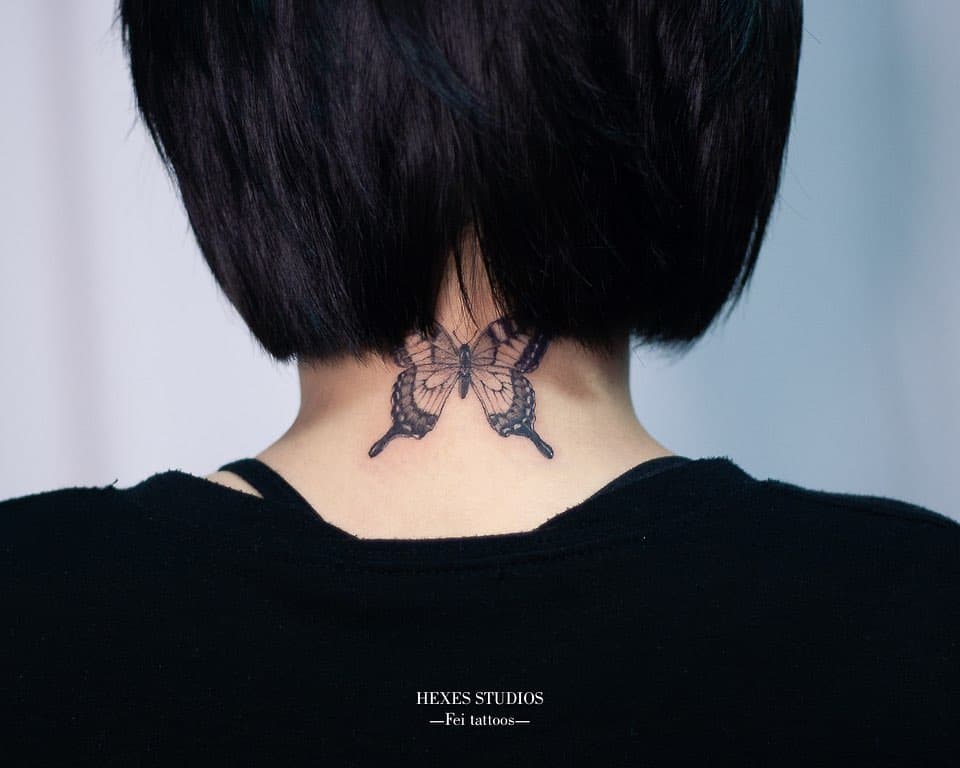 Tatuagem de pescoço de borboleta 4