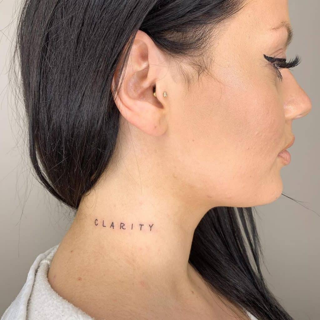 Tatuagem inspiradora no pescoço 2