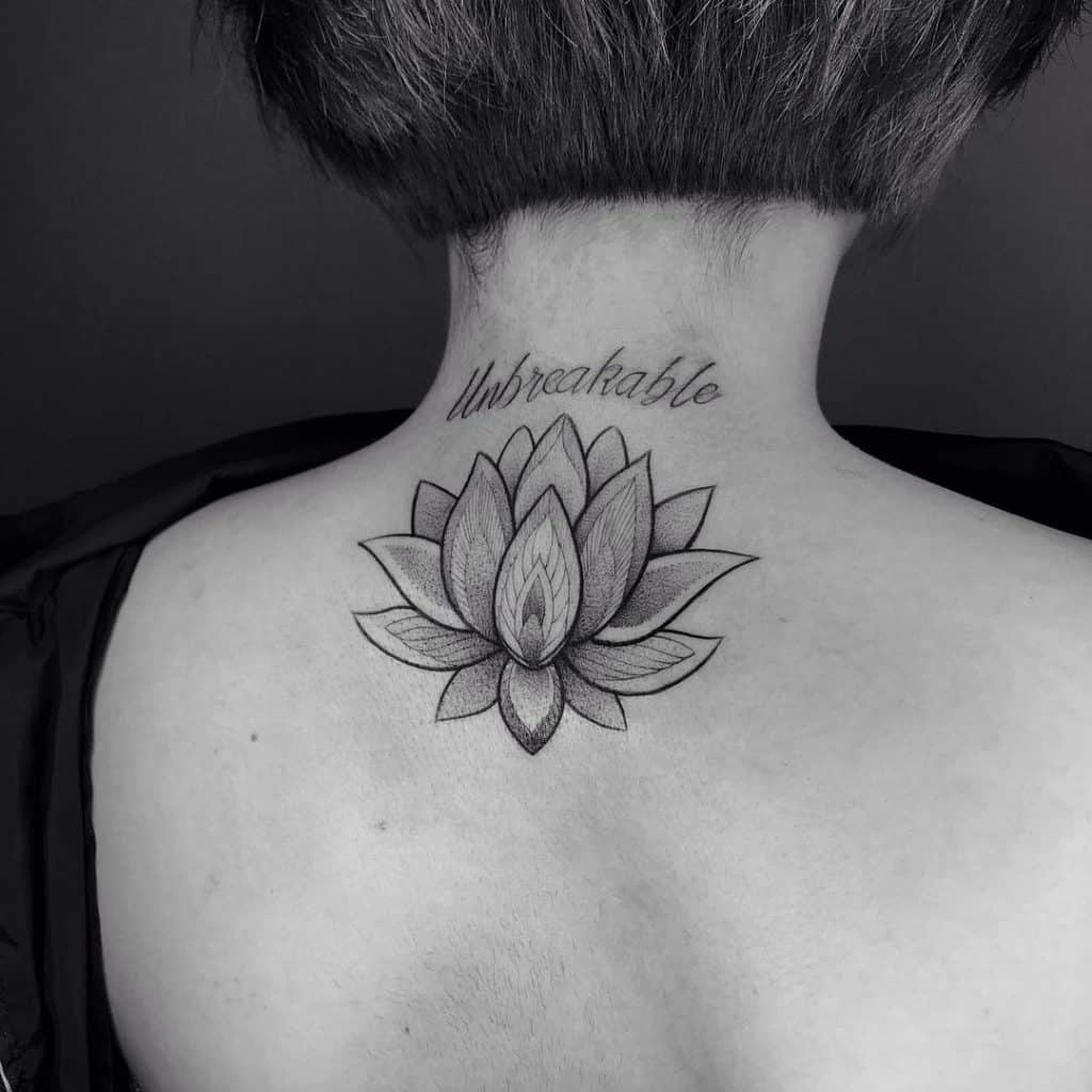 Tatuagem inspiradora no pescoço 3