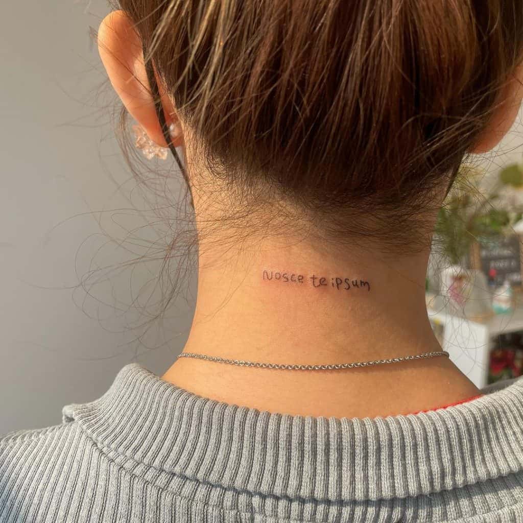 Tatuagem inspiradora no pescoço 4