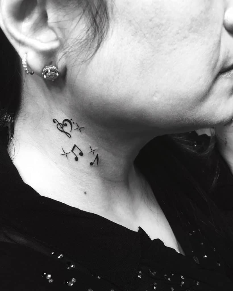 Notas musicais tatuagem no pescoço 4