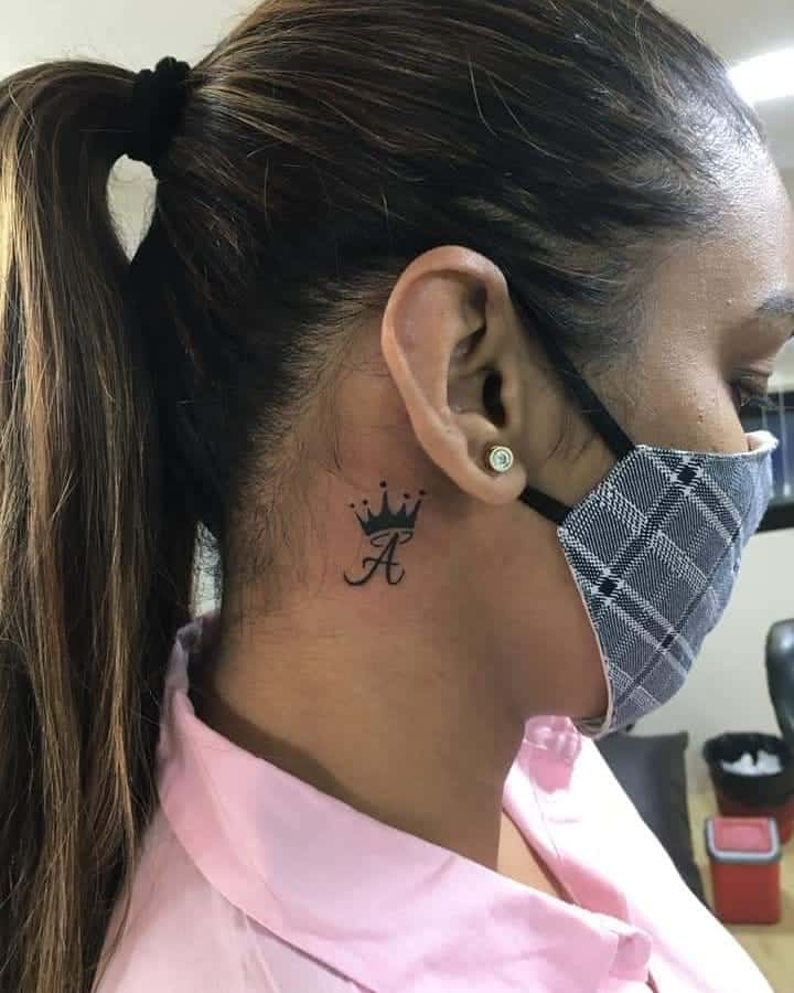 Tatuagem feminina no pescoço 1