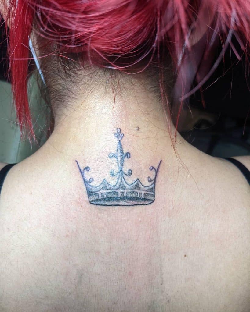 Tatuagem feminina no pescoço 2