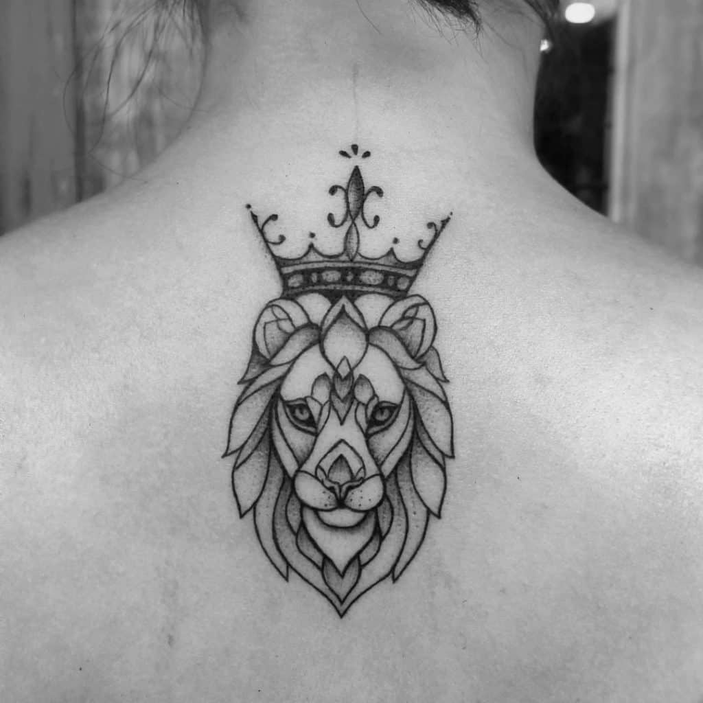 Tatuagem feminina no pescoço 3