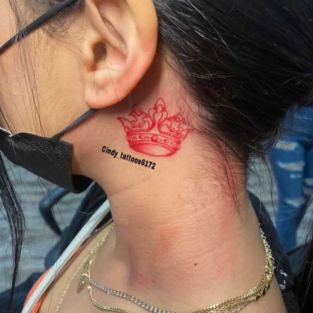 Tatuagem feminina no pescoço 4