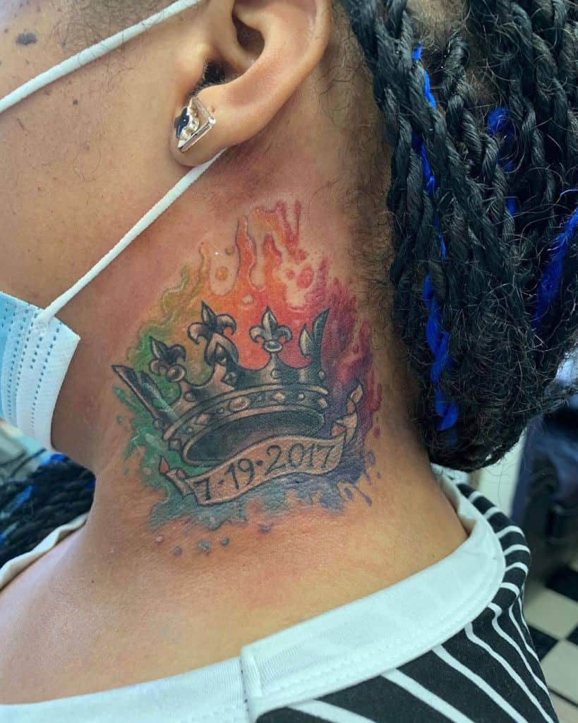 Tatuagem feminina no pescoço 5