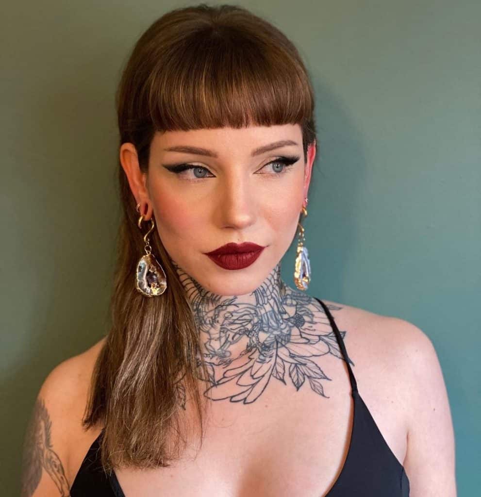 Tatuagem feminina de pescoço inteiro 1