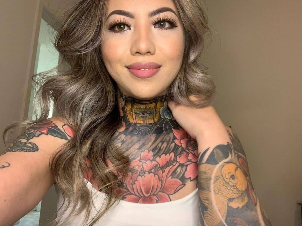 Tatuagem feminina de pescoço inteiro 2