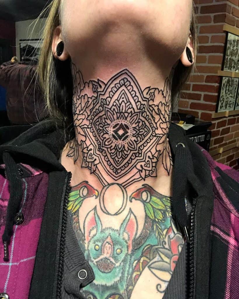 Tatuagem feminina de pescoço inteiro 3