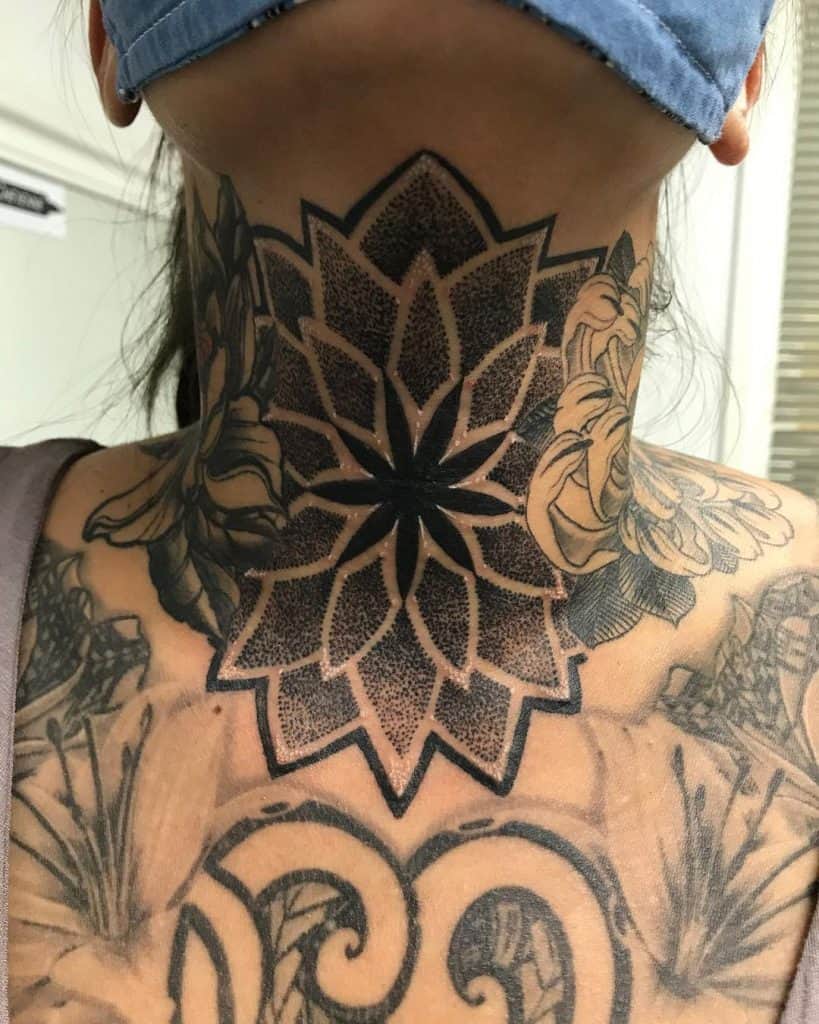 Tatuagem feminina 5 no pescoço