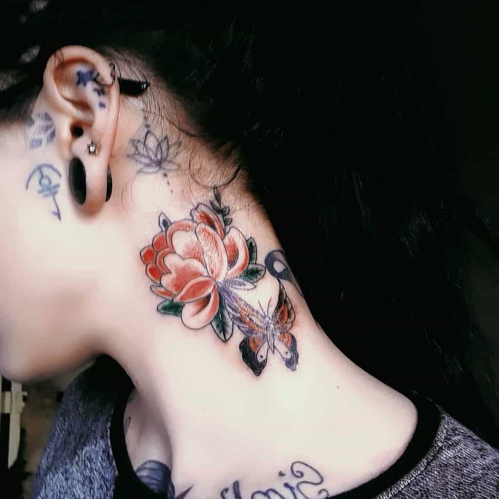Tatuagem tradicional feminina no pescoço 1
