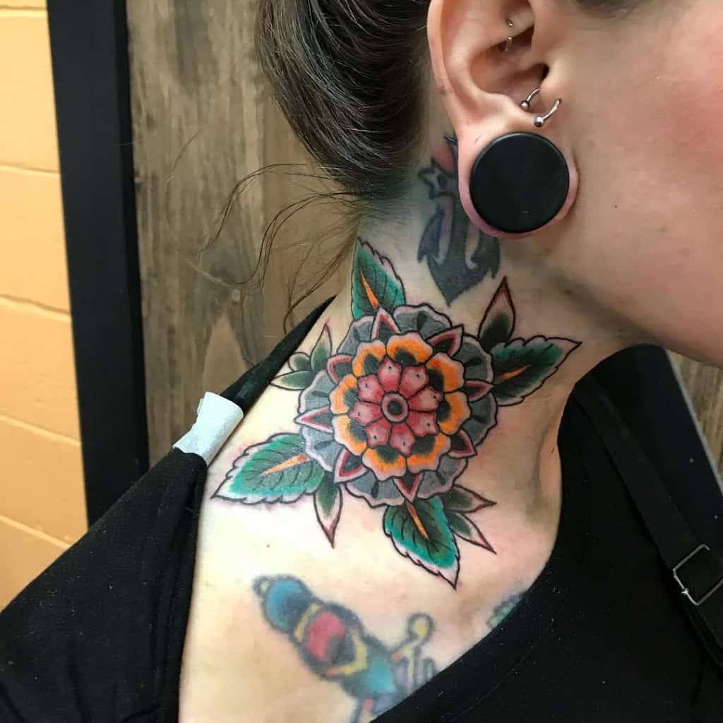 Tatuagem tradicional feminina no pescoço 2
