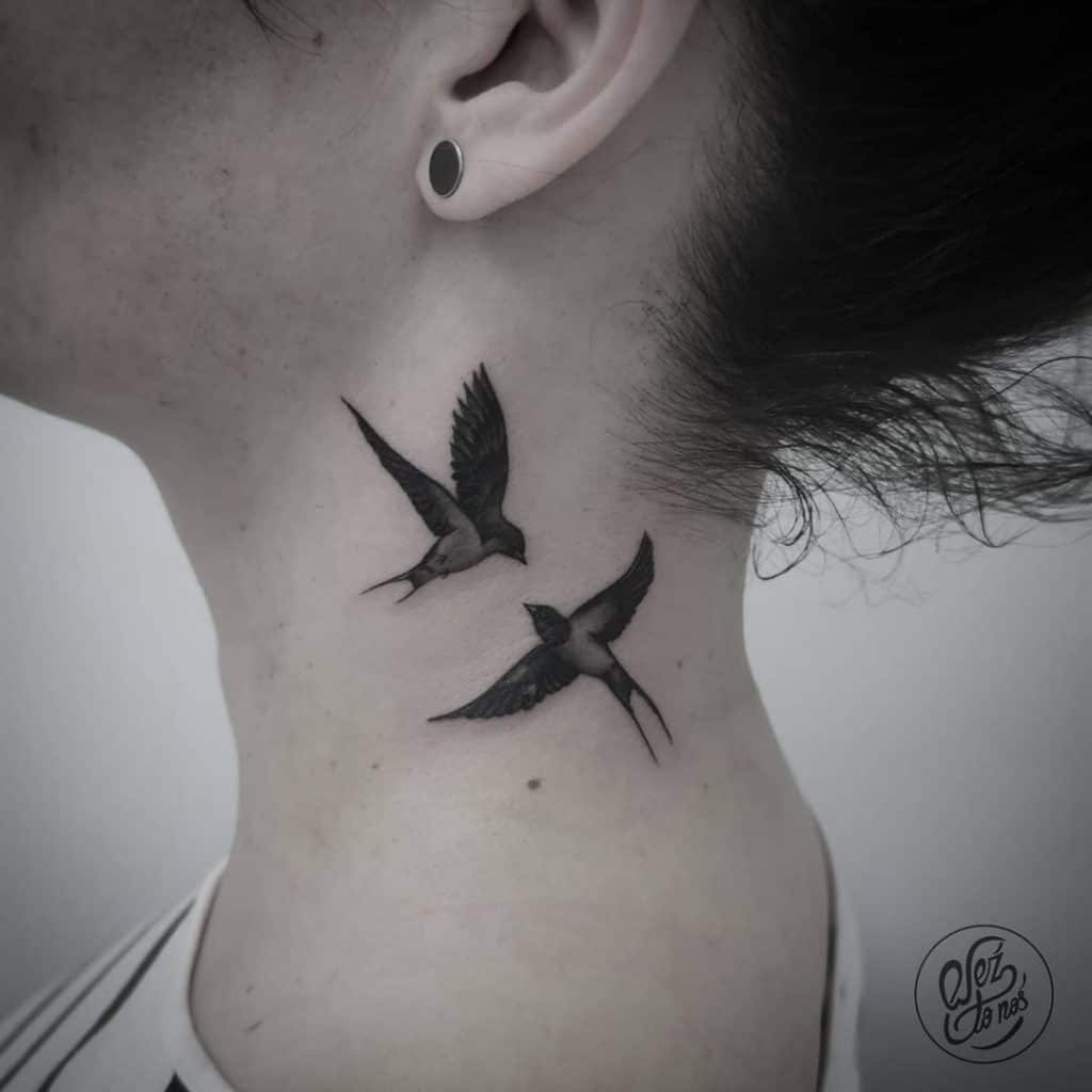 Tatuagem feminina tradicional no pescoço 3