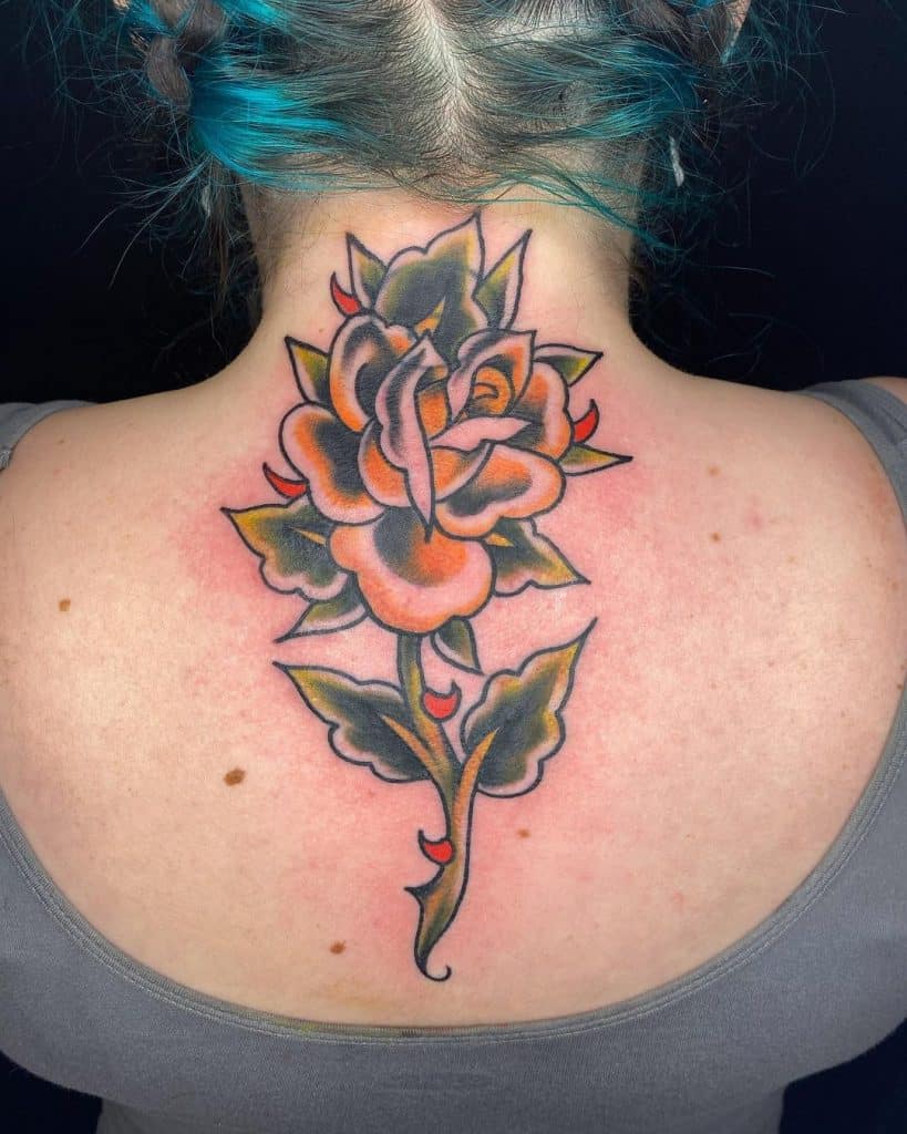 Tatuagem tradicional feminina no pescoço 4