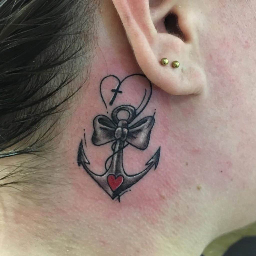 Tatuagem tradicional feminina no pescoço 5