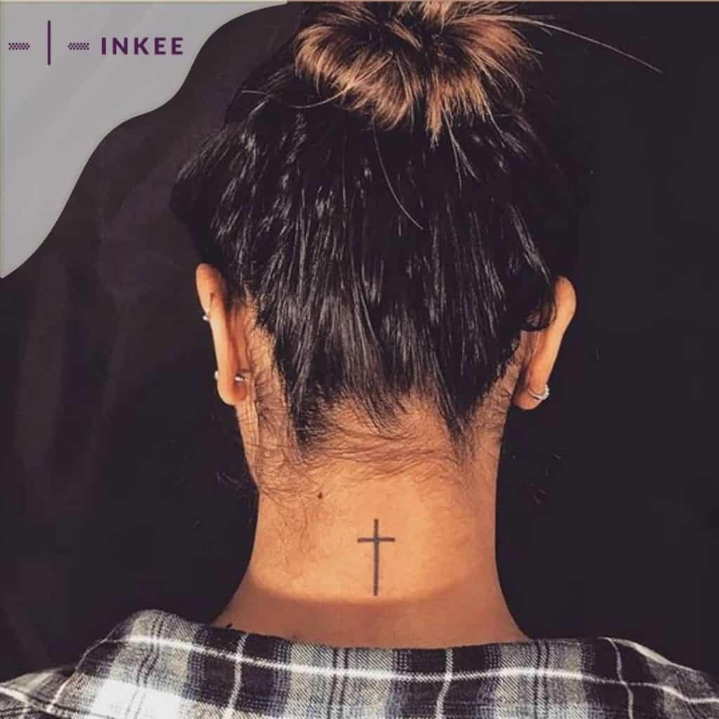 Tatuagem feminina com pescoço cruzado 1