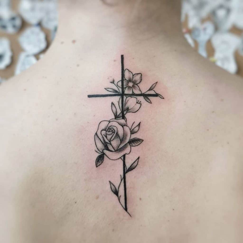 Tatuagem feminina com pescoço cruzado 2