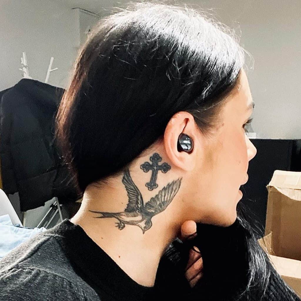 Tatuagem feminina de pescoço cruzado 3