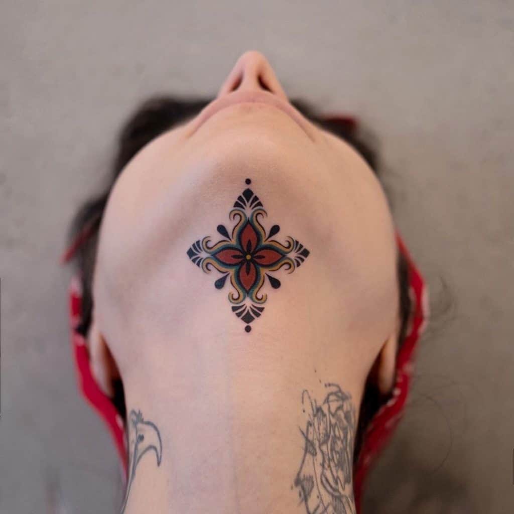 Tatuagem feminina com pescoço cruzado 5