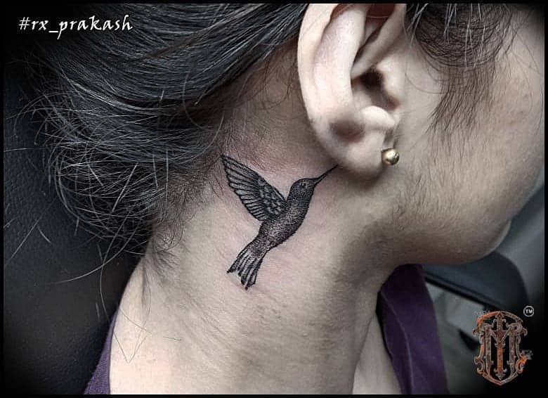 Tatuagem feminina no pescoço 2