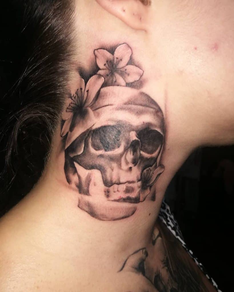 Tatuagem feminina no pescoço 3