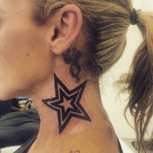 Tatuagem feminina no pescoço 4