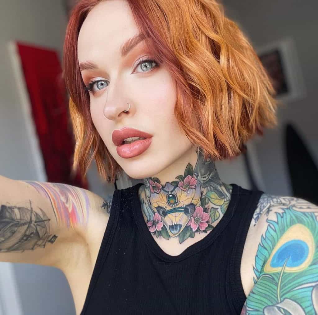 Tatuagem feminina no pescoço 3